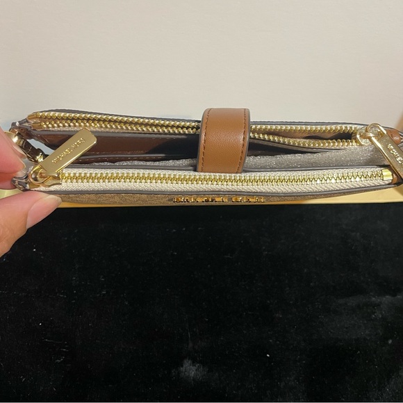 🩷Michael Kors wallet/wristlet🩷 - Picture 4 of 12